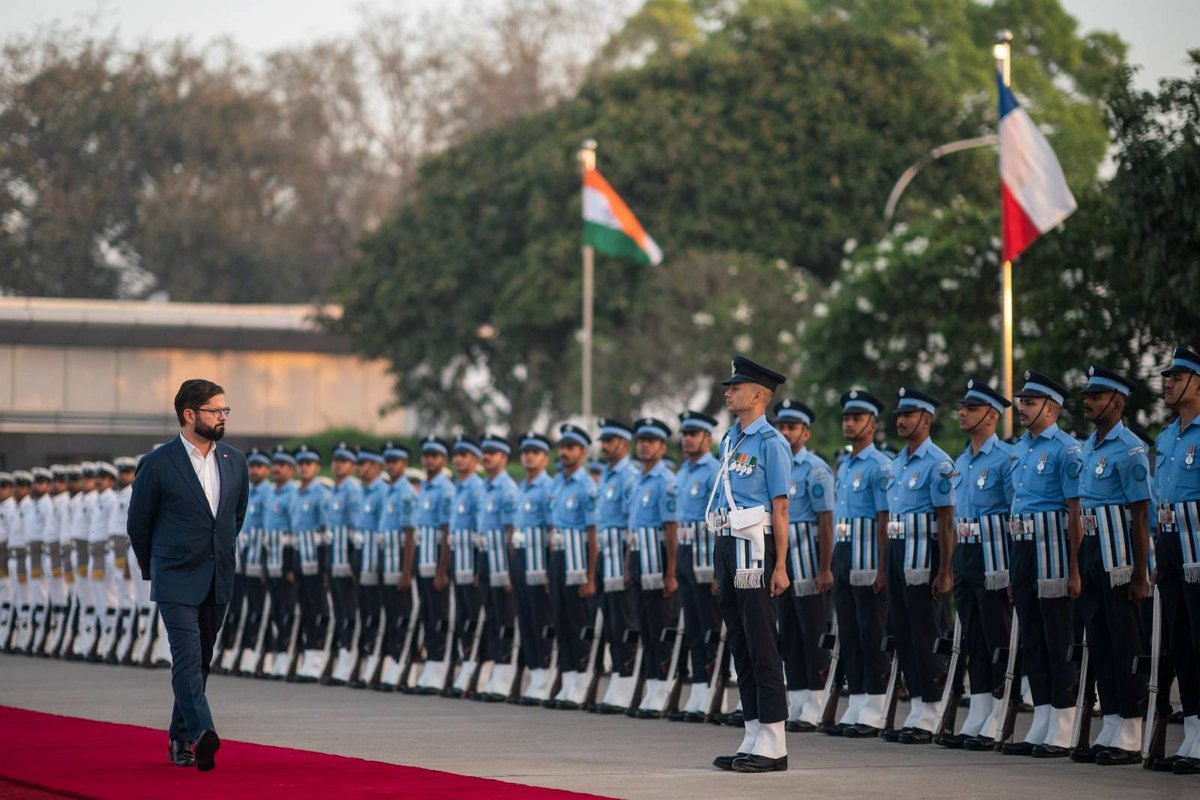 GabrielBoric's tweet photo. 6:30 de la mañana en Nueva Delhi y desde aquí damos inicio a esta Visita de Estado a India, trascendental para fortalecer y diversificar nuestras relaciones económicas, políticas y culturales en tiempos donde la cooperación multilateral es más necesaria que nunca. Hablamos de la quinta economía y el país más poblado del planeta, con quienes tenemos convergencias y posibilidades de crecimiento en áreas clave como la agroindustria, la innovación y las industrias creativas.

Estamos aquí para hacer aún más sólidos y duraderos nuestros lazos y por ello me acompañan autoridades de Gobierno, del Congreso Nacional, dirigentes empresariales, referentes del área de innovación, cultura, profesores y estudiantes destacados. Intensa agenda, les iré contando!