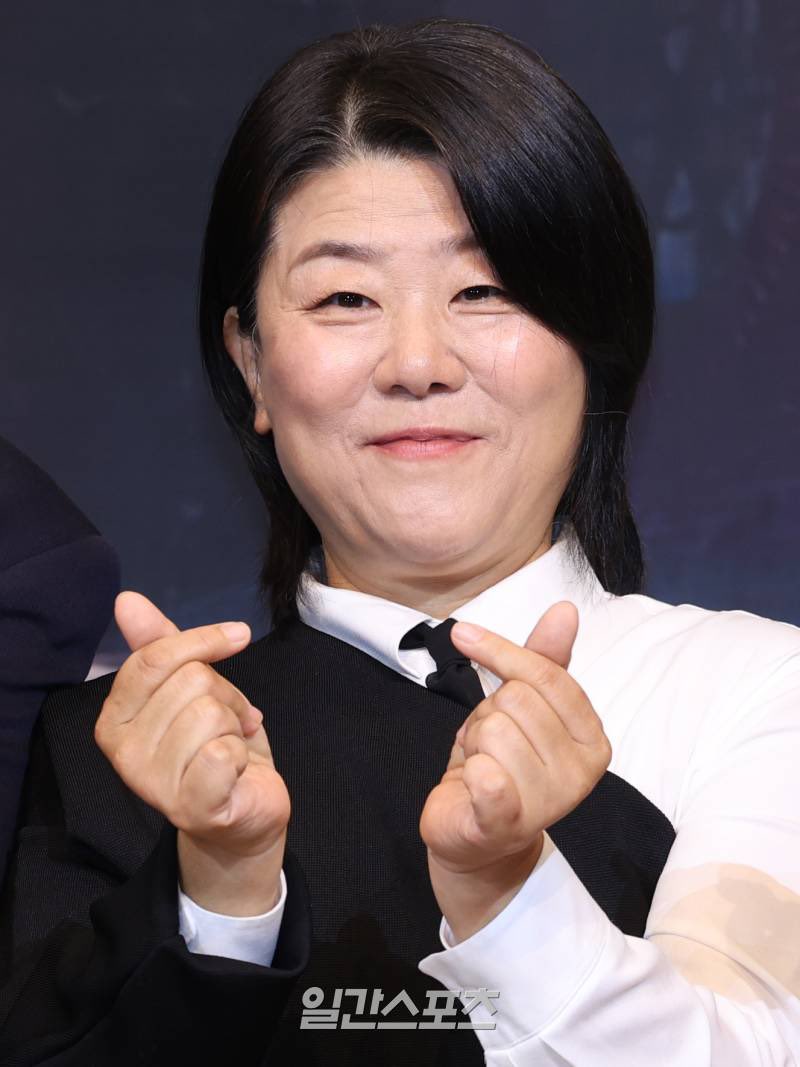 [단독] 이정은, 김지원 ‘이모’ 된다…’닥터X’ 천재 외과의 변신 naver.me/GL8TsPzg

이정은은 극중 한때 괴물로 불렸던 천재 외과의사 정희숙을 연기한다.