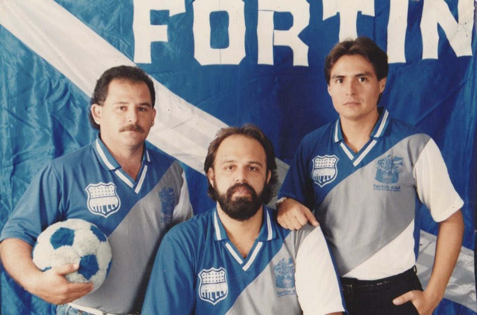 FortinAzul1992's tweet photo. No podíamos quedarnos atrás 😅🔵⚪️⚫️⚡️🏰 #Emelec #FortinAzul https://t.co/bLjjvyQbzq