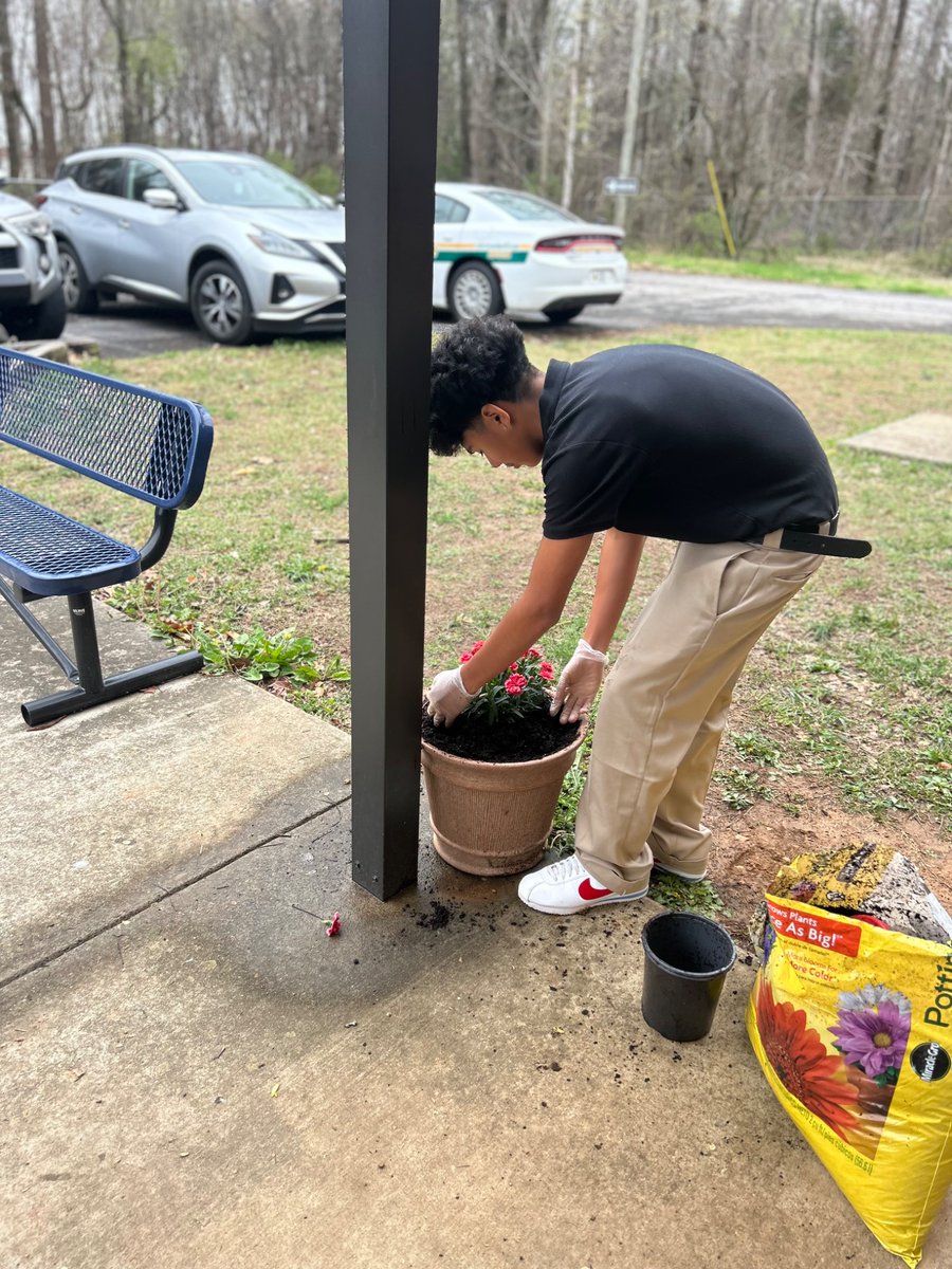 WeAreRCPA's tweet photo. Beautification taking place- thank you kiddos. https://t.co/UMyXFN8J61