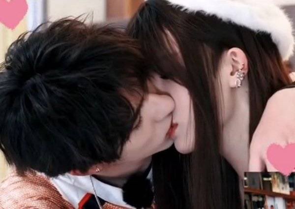 zhubingyao's tweet photo. 每次接吻的时候朱志鑫的鼻子总是先撞上苏新皓的脸高鼻梁恶劣地戳向苏新皓脸颊的那片软肉 深深浅浅 一下一个小塌陷 像香软大饼上的气泡孔 闭上眼额头压着额头的瞬间几根刘海扎进了眼 引得苏新皓头皮一阵酥麻 手脚偷偷蜷起 往后退了一小步 朱志鑫很快察觉 悬在肩膀上的手骤然��拢 一把把苏新皓又圈入怀间 https://t.co/w7mXg1JXgQ