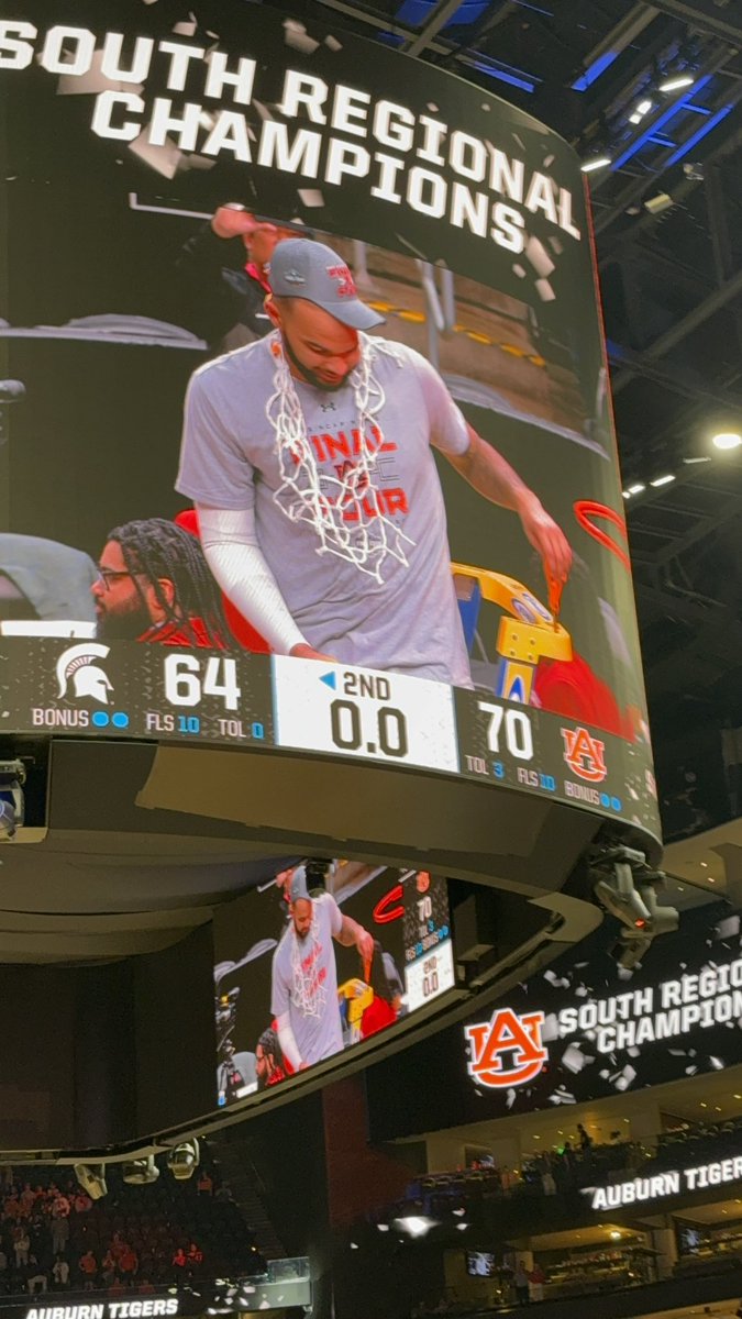 sharpja53's tweet photo. @JohniBroome Appreciate you taking the time with the fans after the game. Made my sons night getting a self with you. https://t.co/WgLs0LihUj