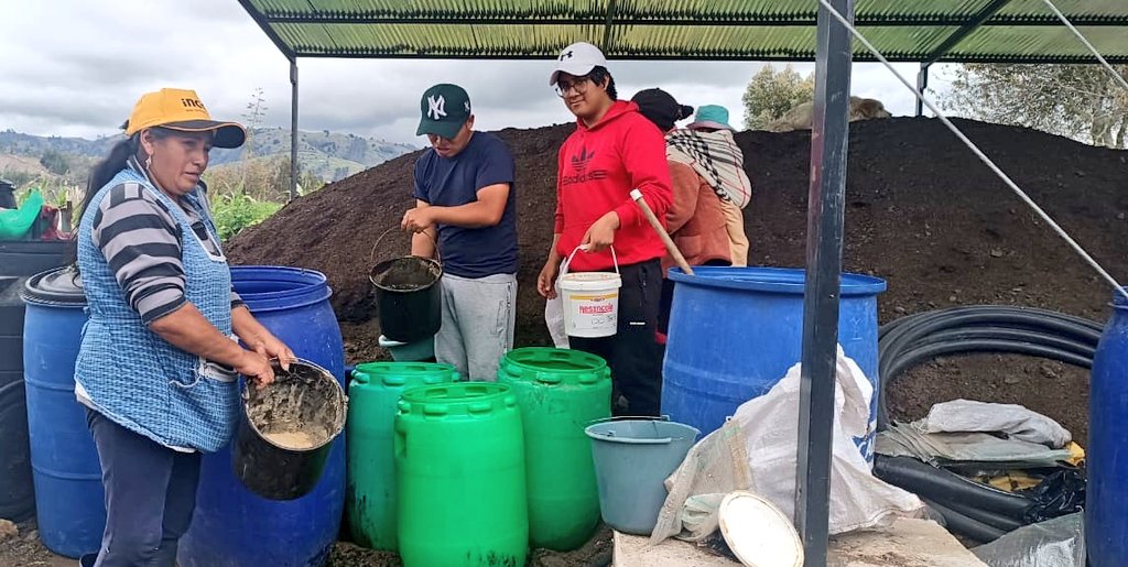 Agricultura_CZ3's tweet photo. 🌱Impulsamos la agroecología en #Chimborazo.
En la parroquia #Calpi, la Asociación de Productores Agroecológicos San José de Gaushi multiplican 300 litros de microorganismos, con el apoyo de #JóvenesEnAcción.👩‍🌾
#ElNuevoEcuadorResuelve🇪🇨 https://t.co/nv2SqfgJy4