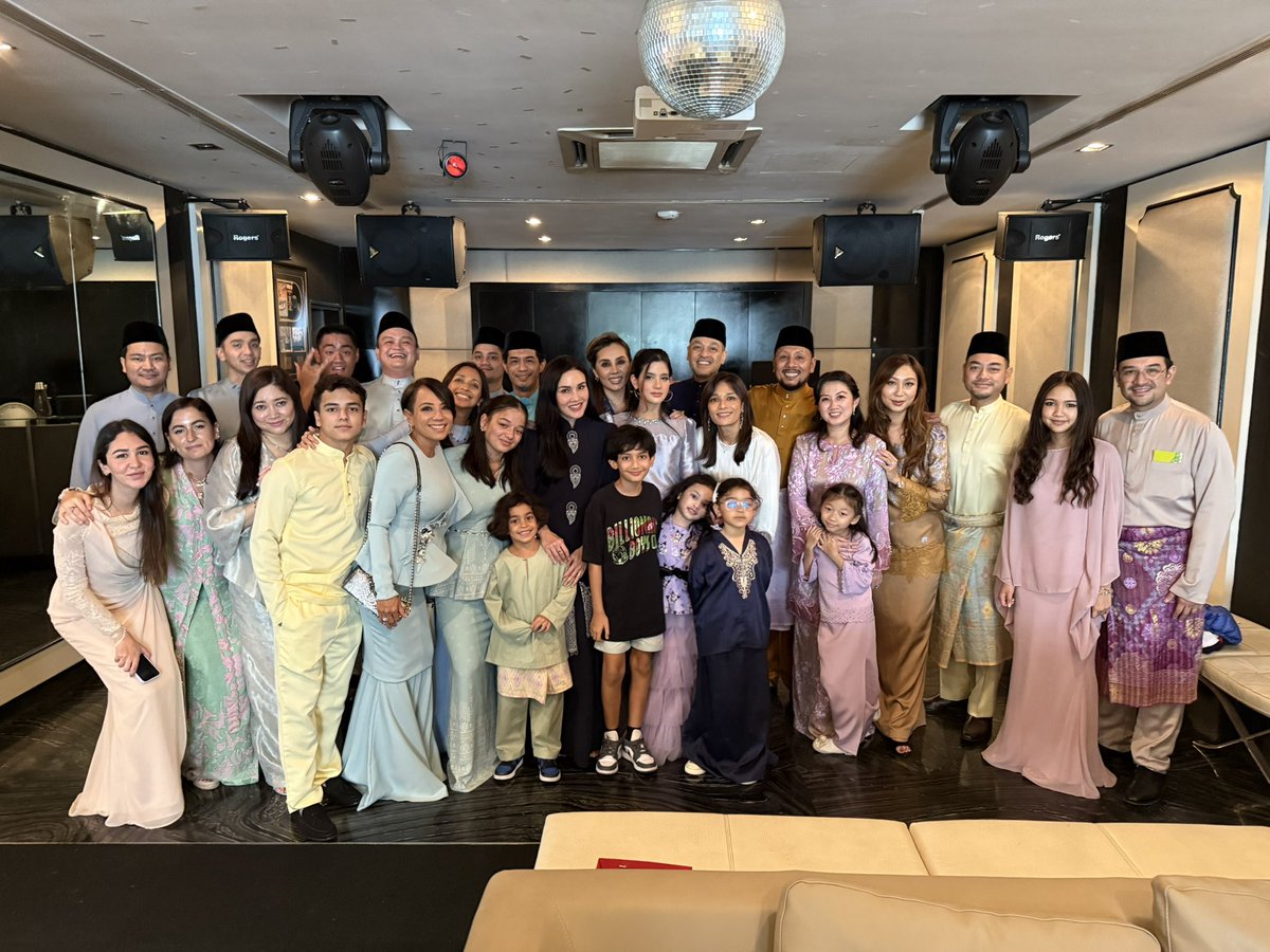 sarimahi's tweet photo. Selamat Beraya bersama!!!
All the #jaafarclan cuzzies together. #raya #raya2025 #Raya #EidMubarak #EidAlFitr 💫 I'm not sure why we ended up smack in the middle 😅 #cuzzies https://t.co/fdTkzI46cl