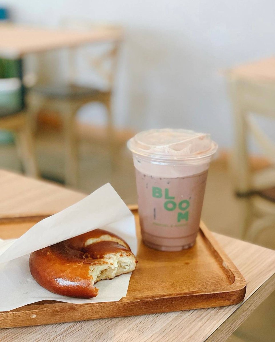 BLOOM Pretzel &amp; Coffee พัฒนาการ 65📍   

คาเฟ่ที่โดดเด่นในเรื่องขนมเพรทเซล จุดเด่นอยู่ที่ความนุ่ม ผิวนอกกรอบไม่เหมือนใคร  มีให้เลือกหลากหลายแบบเลยยย   

⏰8.00-16.00 น.  
🚗มีที่จอดรถ

<a href="/CAFETELLER/">cafeteller • คาเฟ่ดีเราบอกต่อ</a> 
#BaristaTH