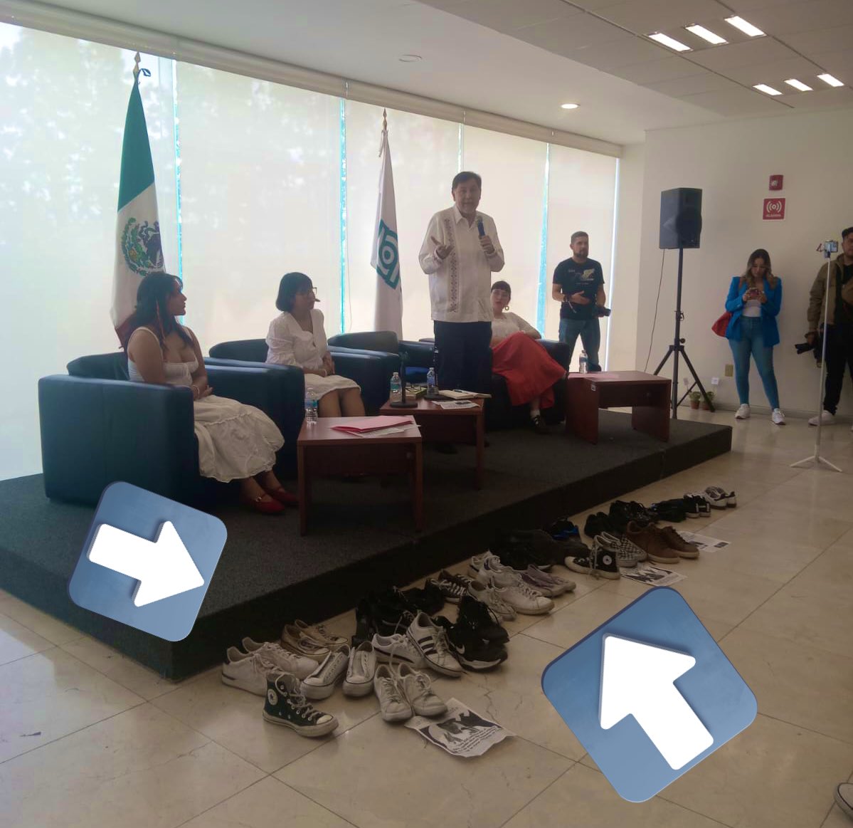 <a href="/lopezdoriga/">Joaquín López-Dóriga</a> Justo en la esquina del "estrado" se ve un objeto que no se aprecia bien, pero aquí se ve perfecto la manera de protestar de los estudiantes del CIDE, repito del CIDE.