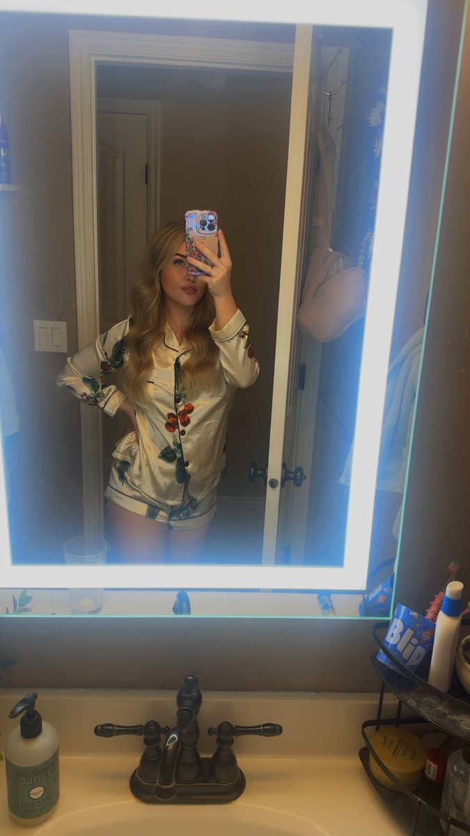 Babejadeee's tweet photo. I bought these forever agoooo like before I had my 2nd baby but they never ever fit me until now 😭🤍 https://t.co/PONoNEpNTC