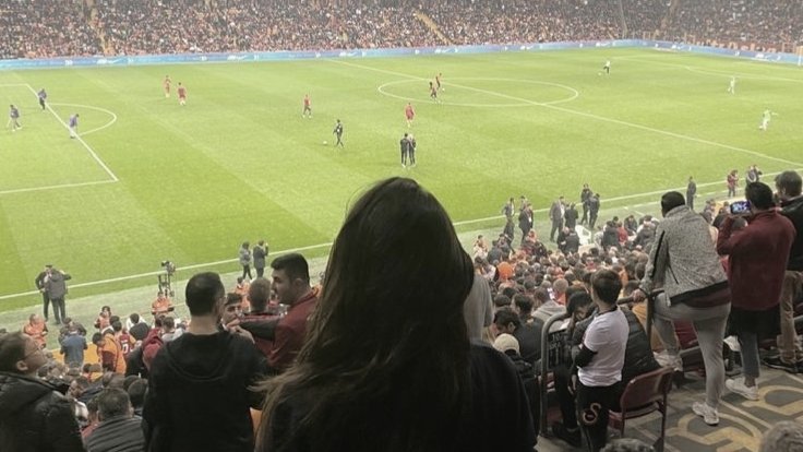 ㅤ

Mereka yang bersorak-sorai, namun aku terdiam dan menatap kosong lapangan hijau tersebut. Memberikan fokusku hanya pada dirimu, “Jadi ini duniamu. Jika lapangan ini tempatmu, masih adakah sececar sinar kecil untukku disana? Jauh di dalam relung hatimu?”

ㅤ