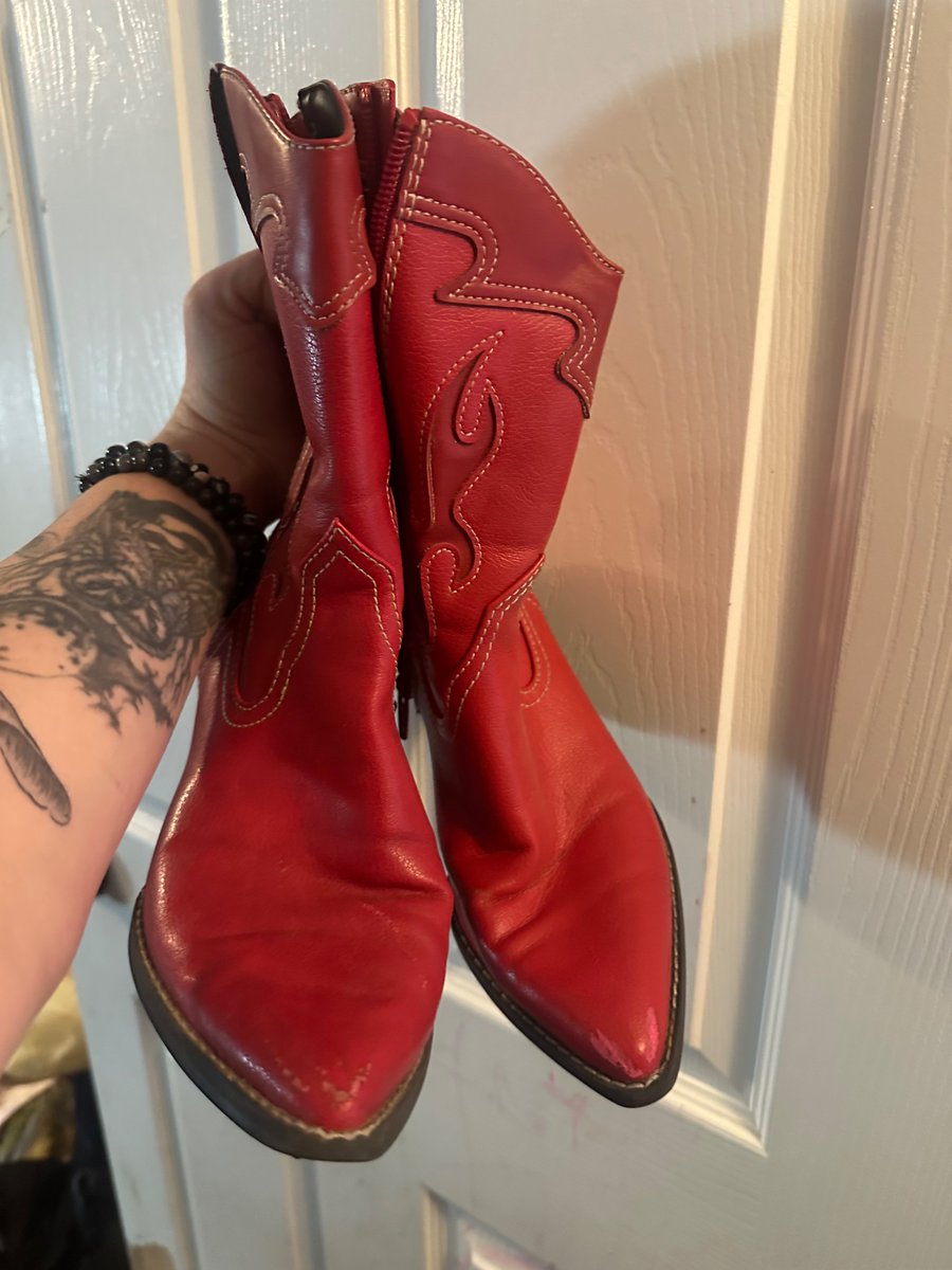 Let’s go babes. These boots are made for marching. 

#TransLiberation