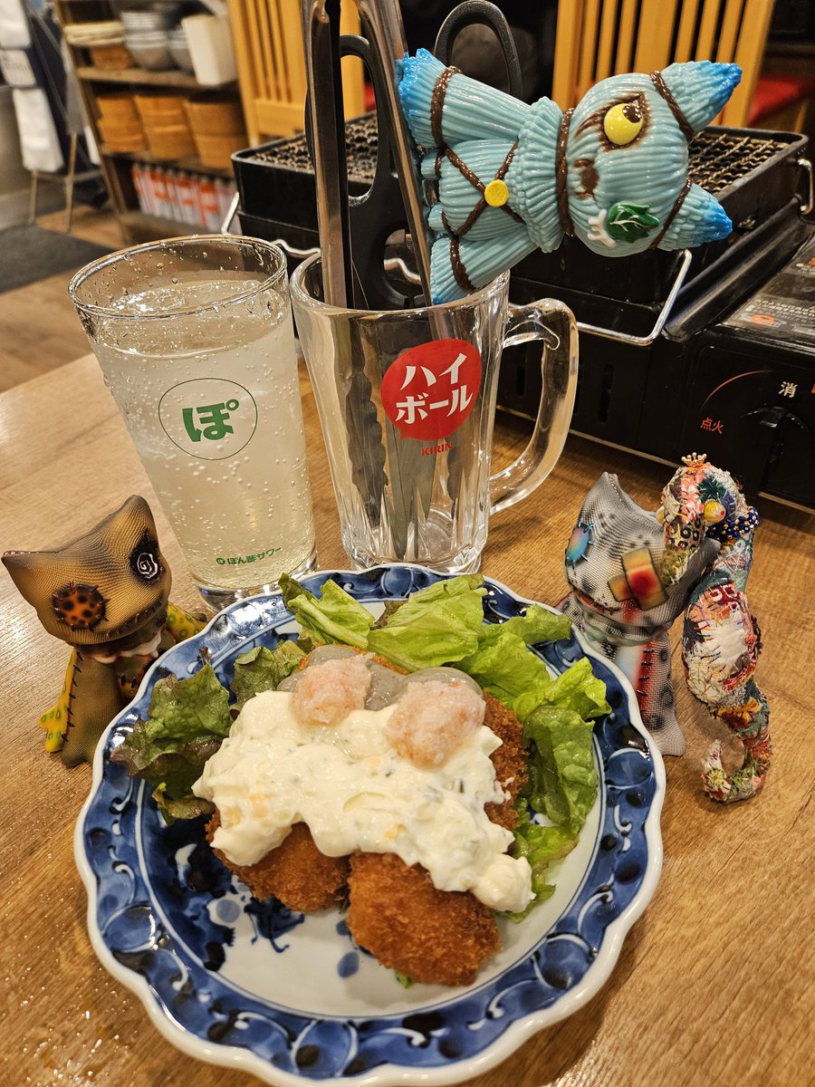 mu52ton's tweet photo. 素体が同じでも塗装でガラリと雰囲気がかわる
もっと仲間を集めたい、すごい、やばい
#ソフビ すごやばかわぬまry

ろろる&amp;パッチ｢目玉だニャ…ｼﾞｭﾙﾘ｣

クロスパッチ、パッチの右目と身体の輝きでおったまげ
(肉球さいこう)
@xSAW666x さんのグロかわも右耳のお口もガンギマリ姿もたまりません https://t.co/uvImPjMnGq