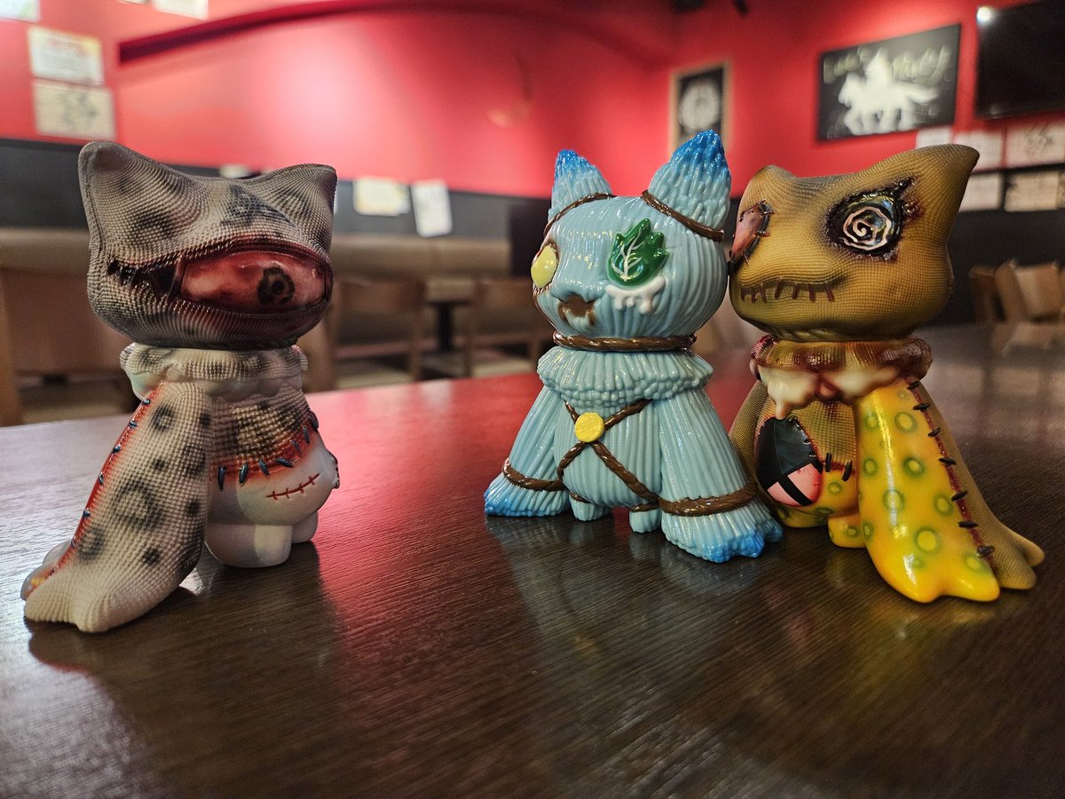 mu52ton's tweet photo. 素体が同じでも塗装でガラリと雰囲気がかわる
もっと仲間を集めたい、すごい、やばい
#ソフビ すごやばかわぬまry

ろろる&amp;パッチ｢目玉だニャ…ｼﾞｭﾙﾘ｣

クロスパッチ、パッチの右目と身体の輝きでおったまげ
(肉球さいこう)
@xSAW666x さんのグロかわも右耳のお口もガンギマリ姿もたまりません https://t.co/uvImPjMnGq