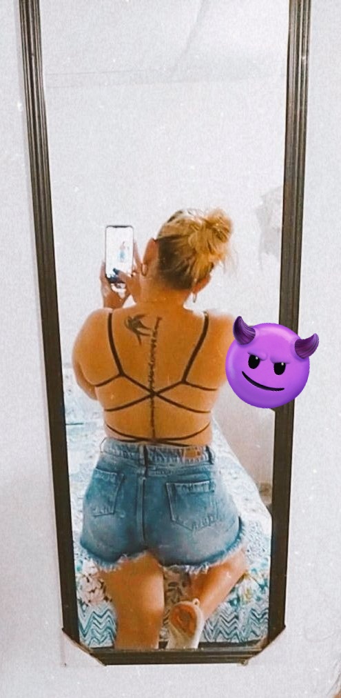 Papí estoy esperando por ti, que esperas para venir a divertir conmigo y que me veas bien mojaditaa🔞📽😈💦