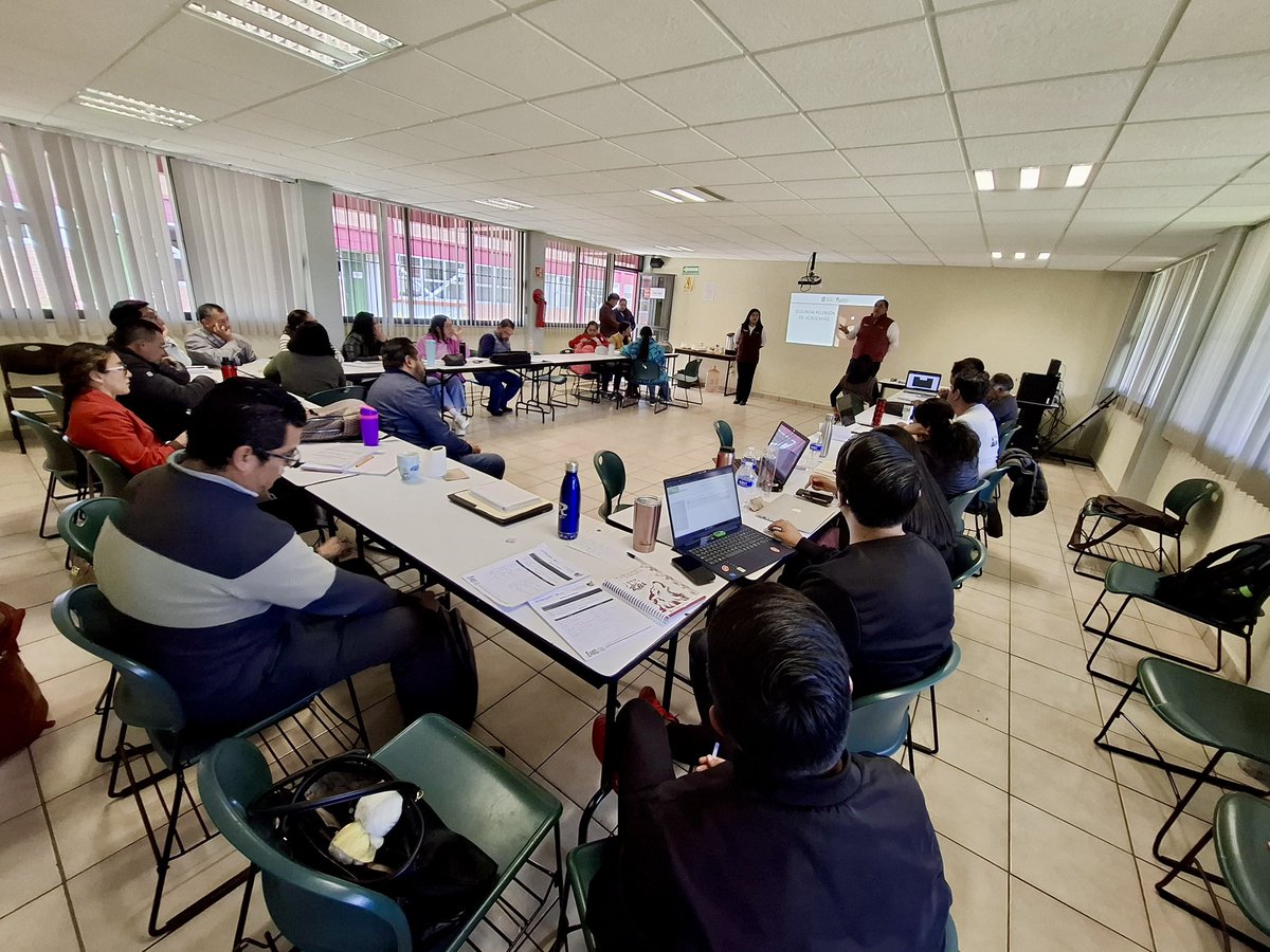 Conalep_Tilapa's tweet photo. Seguimos trabajando por una educación de calidad. Hoy llevamos a cabo nuestra segunda reunión de academias, un espacio de análisis y colaboración donde exploramos las mejores estrategias para fortalecer el aprendizaje de nuestros alumnos.

#ApasionadamenteCONALEP https://t.co/GKiU9blK2Z