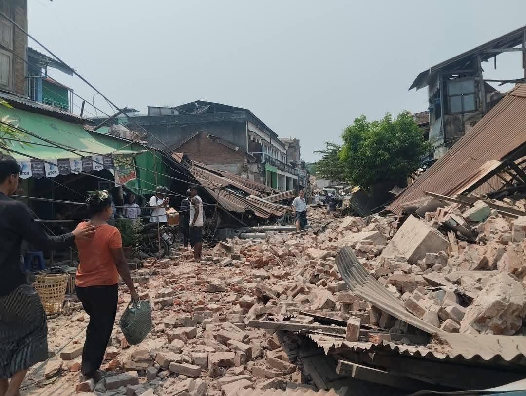 EarthMixMmFC's tweet photo. Small towns and villages in the earthquake affected areas are mostly in ruins but still underreported.
In a small town #Innwa, near Mandalay, the connection bridge collapsed and locals need urgent water supply.
URGENT HELP MYANMAR
#MyanmarStillNeedsHelp https://t.co/jk8aQ6P3Pm