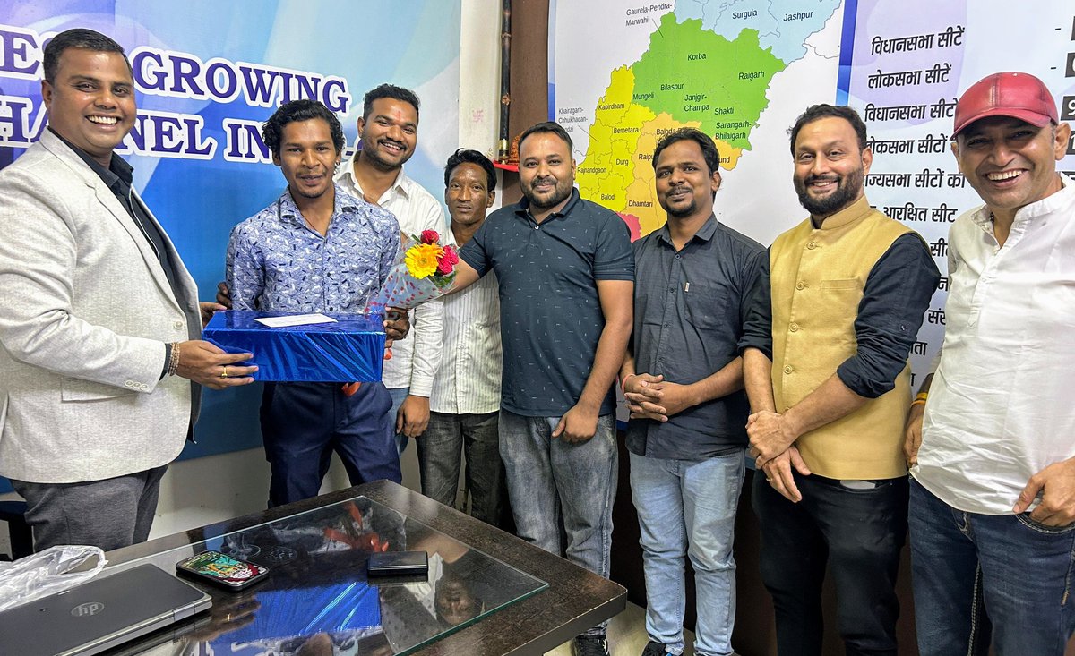 पिछले 2 सालों में अगर आप BSTV के दफ्तर आए होंगे और चाय/कॉफी पीने में जो स्वाद आया होगा वह कार्तिक के हाथों का ही कमाल था, किस गेस्ट के चाय/कॉफी में कितनी चीनी डालनी है, कौन से गेस्ट ब्लैक कॉफी पीते हैं, कौन से गेस्ट डिटॉक्स टी या सिर्फ गर्म पानी पीते हैं... कार्तिक एक बार भी नहीं
