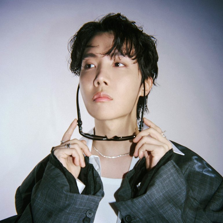 TheePopCore's tweet photo. J-Hope has tied Jungkook as the K-pop soloist with the most entries on the Billboard Hot 100 chart, with 7 entries each. https://t.co/46tt5LCaOQ