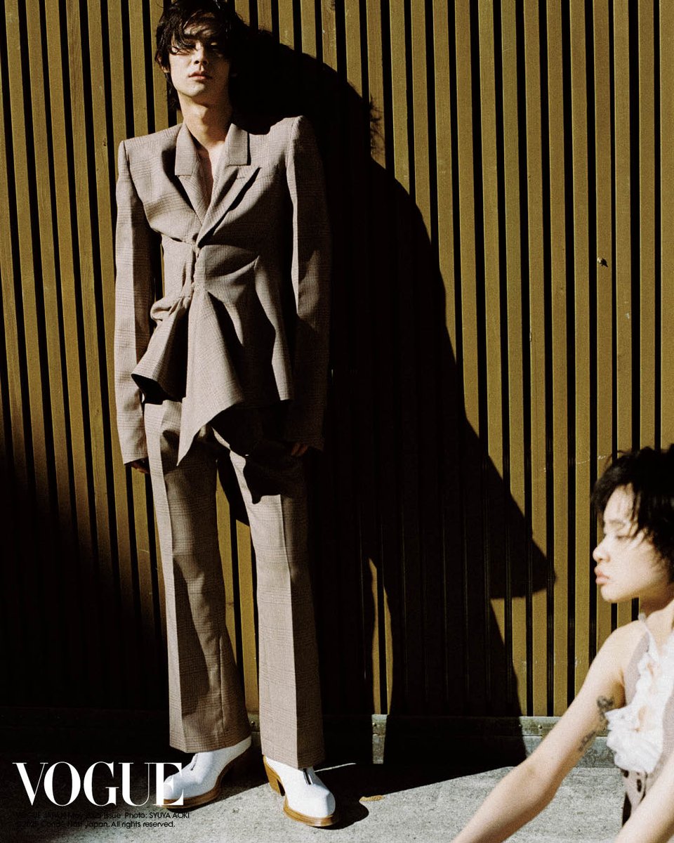 office_saku's tweet photo. 【楽駆】 

本日発売「VOGUE JAPAN」5月号 エディトリアルファッションストーリーにて 撮影をしていただきました！
″若き才能が纏う、マックイーンの哲学” 

是非、ご覧くださいませ！ 
https://t.co/wcQ9CCKIcF 

#VogueJapan 
#McQueen 
#楽駆 https://t.co/qy0AcIuGa4