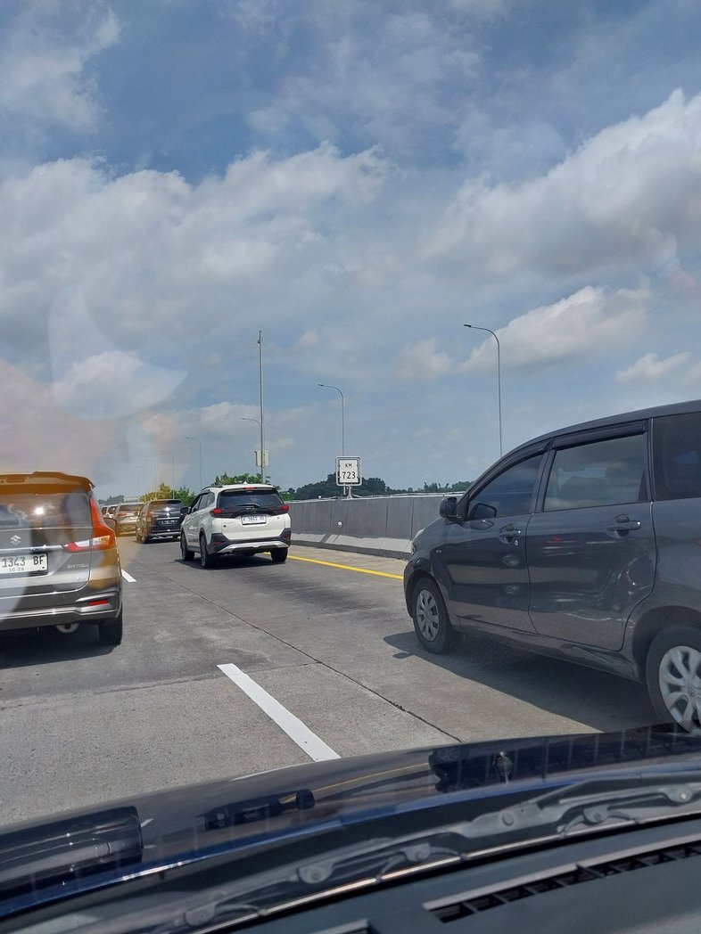Pie_Phie's tweet photo. @e100ss ada apa dari keluar rest area km 726 macet? Skg di km 732  masih jg macet.. https://t.co/A7sT4S3MzZ