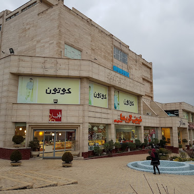 salavatianghali's tweet photo. آقای ارتش
مجتمع تجاری الماس با مالکیت ارتش در بلوار نیروی زمینی یک مرکز کاملا تجاری است منجمله فروشگاه شهروند و نان سحر

چرا نگهبان مجتمع باید سرباز یونیفرم پوش ارتش باشد؟!
چون حقوق سرباز ۵ میلیون است و نگهبان معمولی ۱۵ میلیون؟!
سرباز شئوناتی دارد که بر من و شما واجب است https://t.co/GzK5ZPf2pV