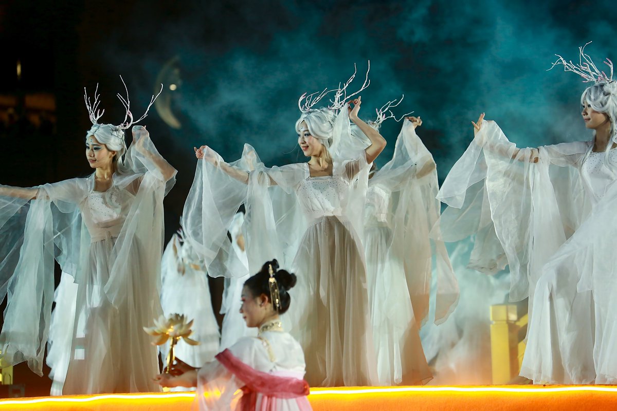discoverfengdu's tweet photo. 📷 The annual Fengdu Temple Fair - the grand event that empties the streets - is officially underway!
For the first time ever, it's illuminating the night with magical vibes that will absolutely blow your mind! 📷📷
#FengduTempleFair #NighttimeSpectacle #CulturalVibes #Chongqing https://t.co/Syc0kUh7fx
