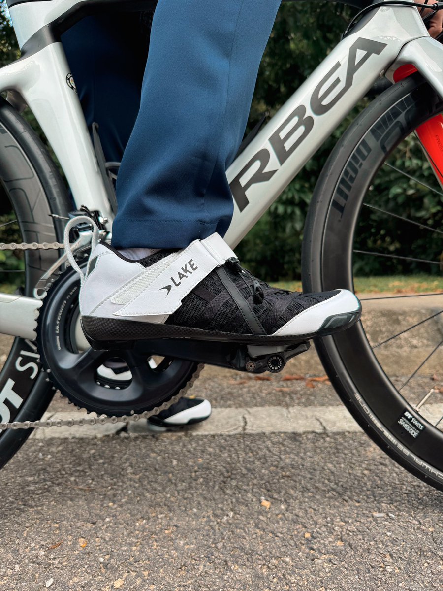 aimran_jamil's tweet photo. How’s my cycling outfit today? 🌀

Anyways, happy to announce I’ll be a part of @lakemalaysia for 2025 🥳

👟 TX 224-X Comfort Plus
 
P/s: my toes are wide spread, feet are so comfy, feels like I’m not wearing any shoes! 😎

#LakeMalaysia
@lakemalaysia
@lakecycling https://t.co/Nl1lx9RczU