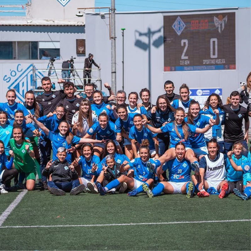 ProneoSports's tweet photo. Victoria importante del SE AEM para mantenerse en la lucha por el ascenso

La SE AEM logró una victoria por 2-0 frente al Sporting Huelva, colista de la categoría. 𝐏𝐚𝐮𝐥𝐚 𝐑𝐚𝐧𝐬𝐚𝐧𝐳 destacó en el centro del campo, aportando equilibrio al equipo y siendo clave en la recuperación y distribución del balón. Con este triunfo, las catalanas alcanzan los 41 puntos y se afianzan en los puestos de playoff de ascenso a la Liga F, manteniendo vivas sus aspiraciones de lograr el ascenso.

#ProneoSports