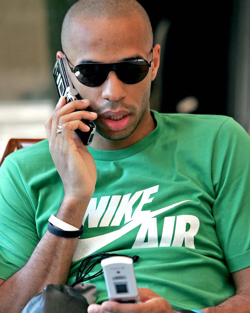 Tiakola reproduit les photos incontournables de Thierry Henry pour Versus.