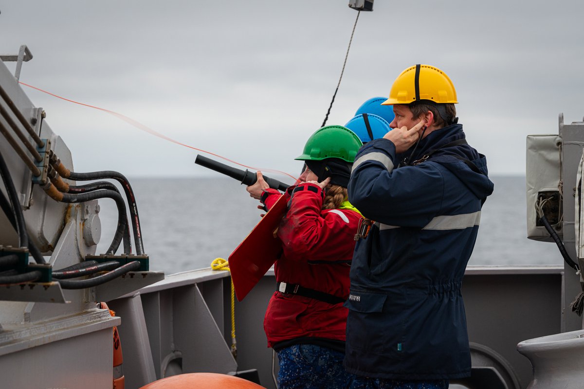 "No Ship Left Behind!" 
During a recent Towing Exercise, 🇳🇱 Dutch minehunter HNLMS Schiedam (M860) and #SNMCMG1 flagship HNLMS Luymes (A803) teamed up to practice a vital skill—towing and being towed. If a ship encounters a malfunction, the lead vessel steps in as a tugboat,
