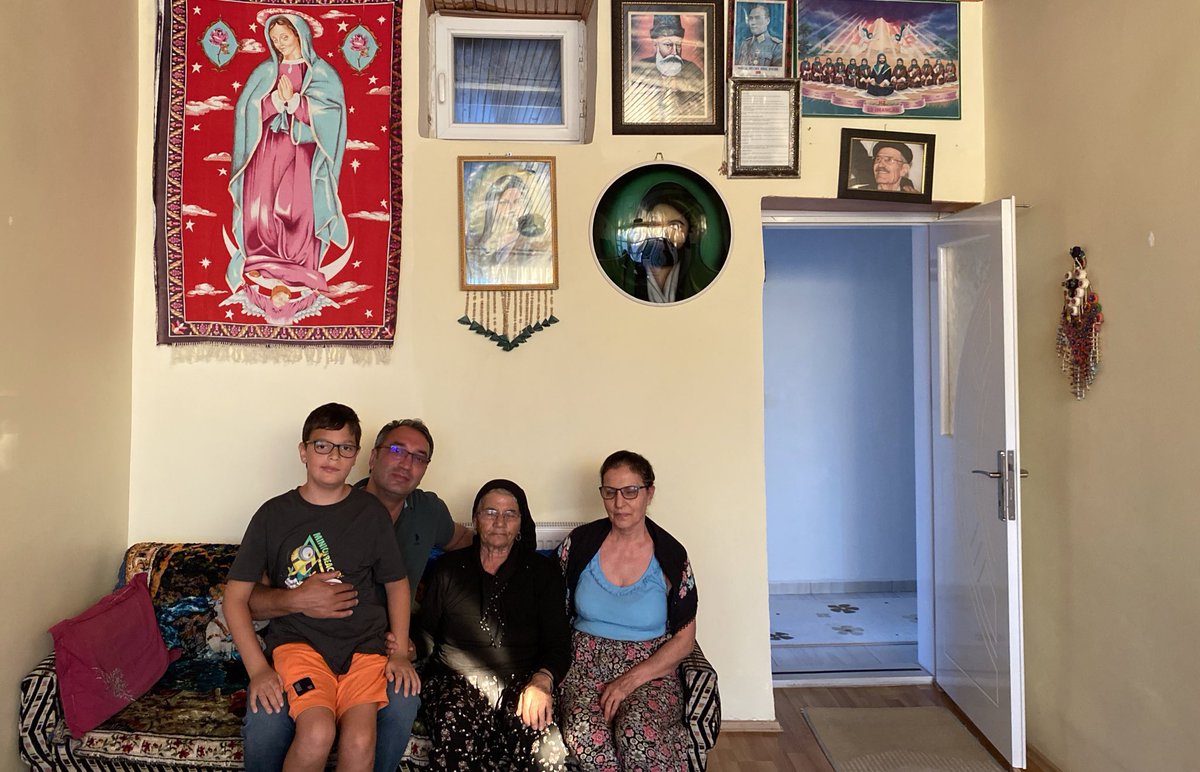 mahir polat hep bahsettiği anadolu yoksulluğunun içinden tırnaklarıyla kazıyarak, mülakatlarda haksız yere elenerek gelmiş bir insan. içimizden biri. nilay örnek’in “nasıl olunur” podcastinde mülakatlardan elendiği ve markette işe girmeyi düşündüğü dönemi şöyle anlatıyor:

“O gün