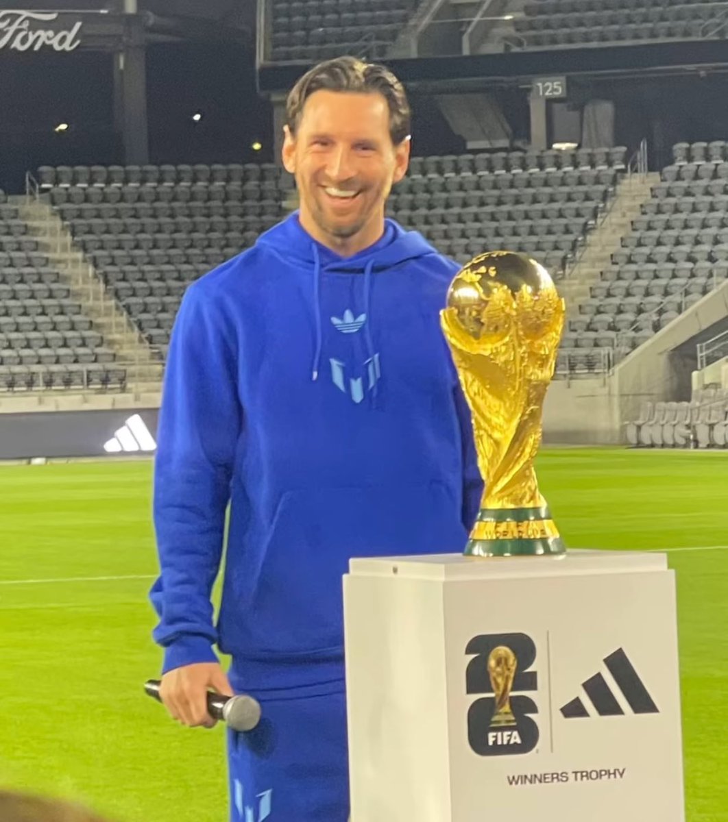 شاهدوا من يتواجد أمام كأس العالم 💙🏆