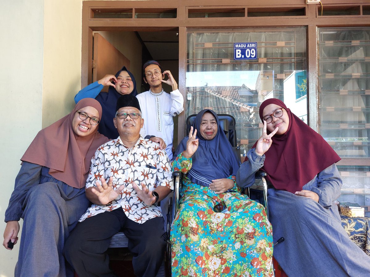 kembarannyaimas's tweet photo. lebaran kali ini lebih emosional 🙏🏻🙏🏻🙏🏻 #EidMubarak https://t.co/Gd0UIDvKyD