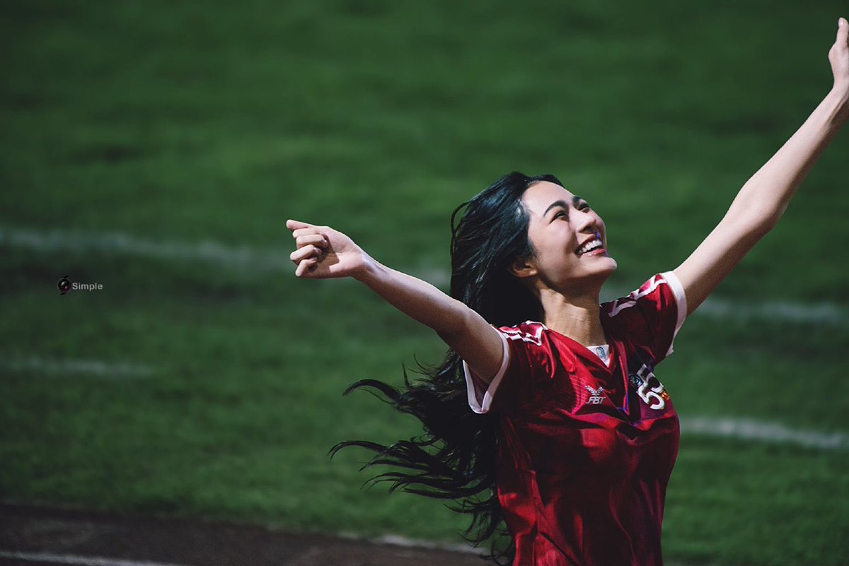 JAAN_00K's tweet image. Feeling fierce and fabulous in red! ❤️✨ Celebrating every moment on the field and embracing the joy of the game.🥳🎉 #GameDayVibes #CelebrateLife #PassionForTheGame #CelebrateEveryDay 
@linglingsirilak #linglingkwong #LingOrmFansNewEnergy #CH355YearsNewEnergy 🥰❤️