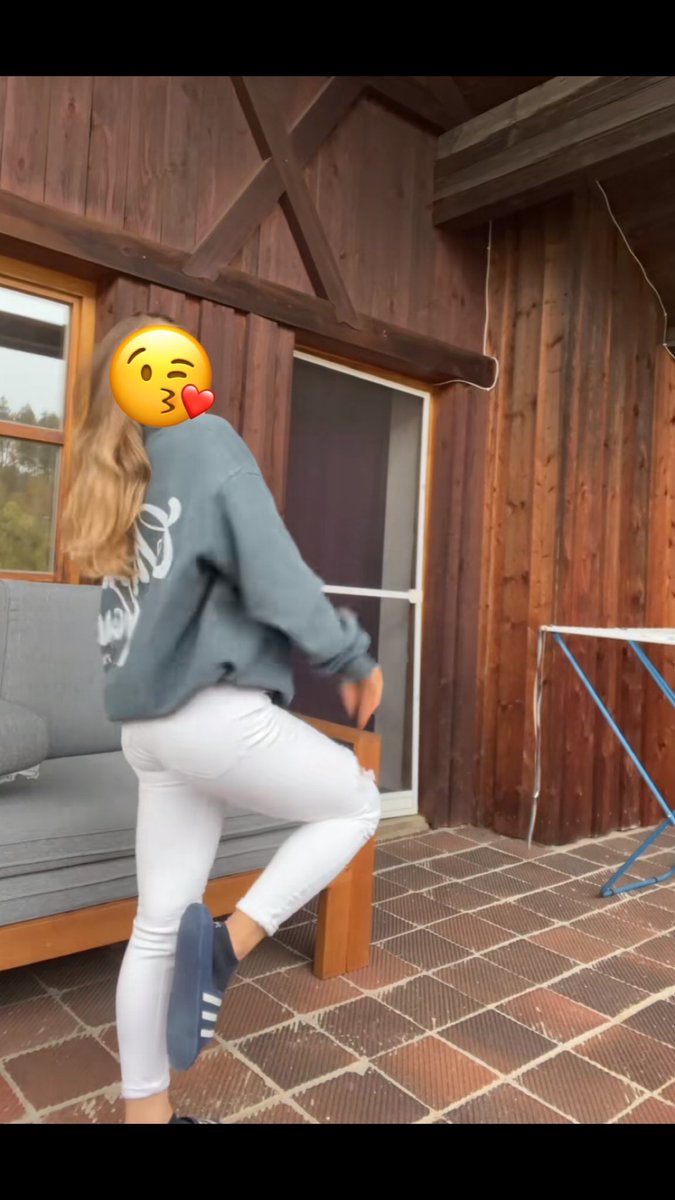 Wie findet ihr weiße Hosen an meinem Knackarsch? 😘🖕🏻 Finde das immer so geil wenn mich Alphas anschauen, während du Beta abdrückst und niemals so was geiles wie mich bekommst 😈😘 

#findom #paypig #zahlsau #minischwanz