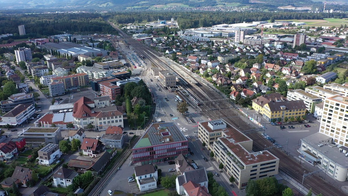 Die SBB musste den für Anfang 2025 geplanten Start des Ausbaus der Publikumsanlagen am Bahnhof Lenzburg aufgrund einer Beschwerde verschieben und das Bauprogramm neu erstellen. Der Baustart ist nun auf Herbst 2026 terminiert.
news.sbb.ch/medien/artikel…