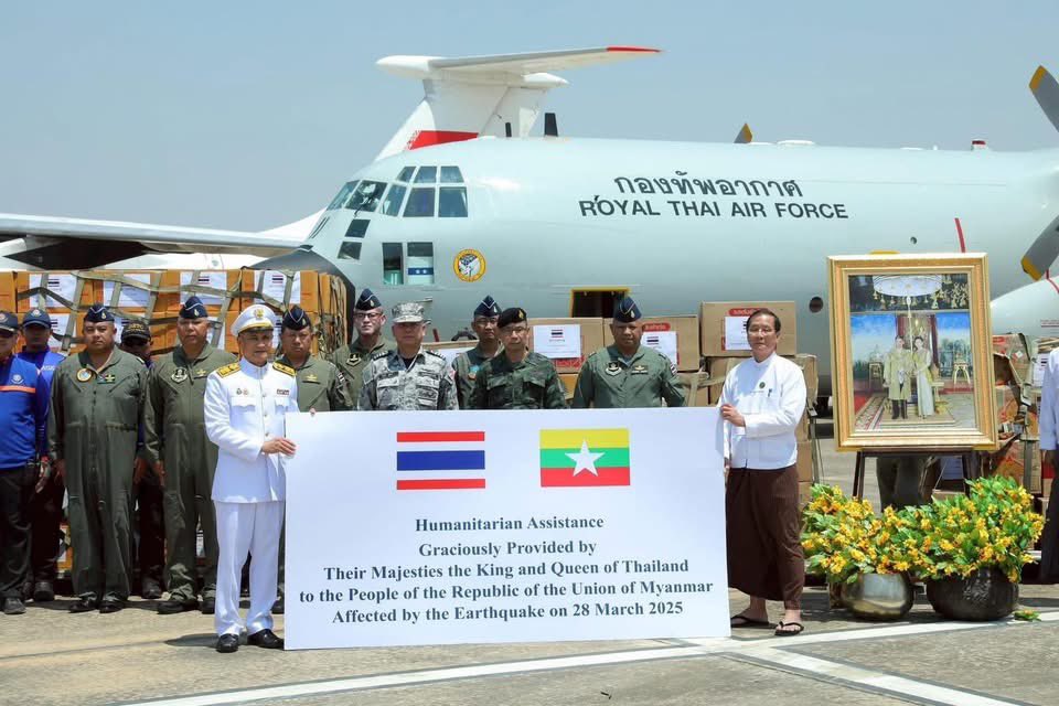 Skyboyz15's tweet image. สิ่งของพระราชทาน ถึง เนปีดอว์ 🇹🇭🇲🇲
ทูตไทย ส่งมอบสิ่งของพระราชทานจาก “ #ในหลวง #พระราชินี ” ประกอบด้วยชุดยา เต็นท์นอน บะหมี่กึ่งสำเร็จรูป โจ๊กถ้วย ปลากระป๋อง ไฟฉาย เครื่องปั่นไฟ และสิ่งของเครื่องใช้ที่จำเป็นอื่น ๆ มอบให้ประชาชนชาว #เมียนมา จากเหตุ #แผ่นดินไหว
#Myanmar #earthquake
