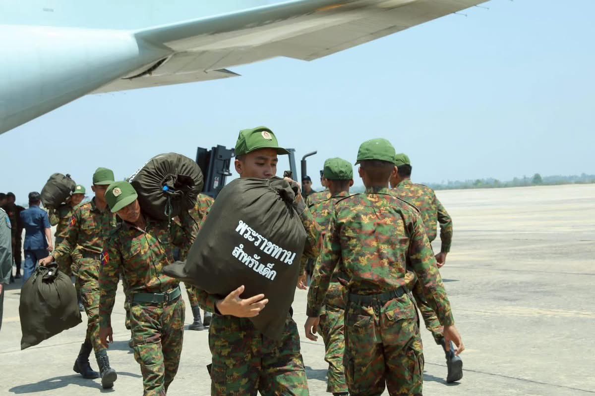 Skyboyz15's tweet image. สิ่งของพระราชทาน ถึง เนปีดอว์ 🇹🇭🇲🇲
ทูตไทย ส่งมอบสิ่งของพระราชทานจาก “ #ในหลวง #พระราชินี ” ประกอบด้วยชุดยา เต็นท์นอน บะหมี่กึ่งสำเร็จรูป โจ๊กถ้วย ปลากระป๋อง ไฟฉาย เครื่องปั่นไฟ และสิ่งของเครื่องใช้ที่จำเป็นอื่น ๆ มอบให้ประชาชนชาว #เมียนมา จากเหตุ #แผ่นดินไหว
#Myanmar #earthquake