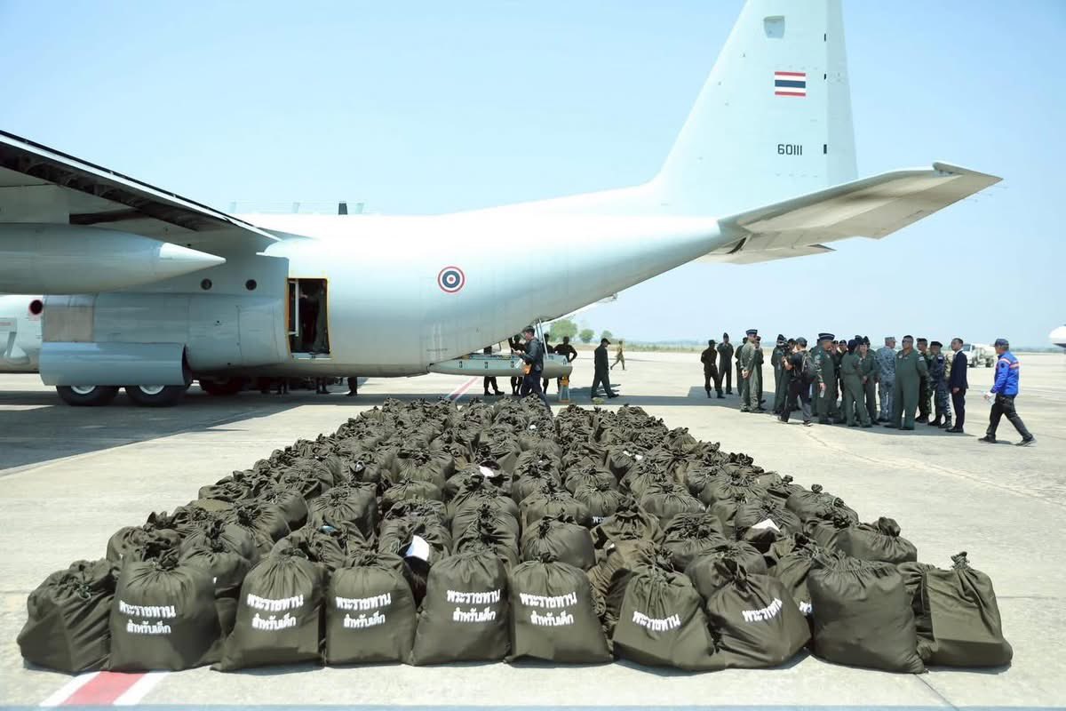 Skyboyz15's tweet image. สิ่งของพระราชทาน ถึง เนปีดอว์ 🇹🇭🇲🇲
ทูตไทย ส่งมอบสิ่งของพระราชทานจาก “ #ในหลวง #พระราชินี ” ประกอบด้วยชุดยา เต็นท์นอน บะหมี่กึ่งสำเร็จรูป โจ๊กถ้วย ปลากระป๋อง ไฟฉาย เครื่องปั่นไฟ และสิ่งของเครื่องใช้ที่จำเป็นอื่น ๆ มอบให้ประชาชนชาว #เมียนมา จากเหตุ #แผ่นดินไหว
#Myanmar #earthquake