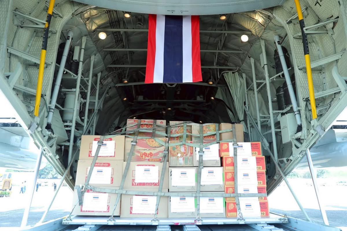 Skyboyz15's tweet image. สิ่งของพระราชทาน ถึง เนปีดอว์ 🇹🇭🇲🇲
ทูตไทย ส่งมอบสิ่งของพระราชทานจาก “ #ในหลวง #พระราชินี ” ประกอบด้วยชุดยา เต็นท์นอน บะหมี่กึ่งสำเร็จรูป โจ๊กถ้วย ปลากระป๋อง ไฟฉาย เครื่องปั่นไฟ และสิ่งของเครื่องใช้ที่จำเป็นอื่น ๆ มอบให้ประชาชนชาว #เมียนมา จากเหตุ #แผ่นดินไหว
#Myanmar #earthquake