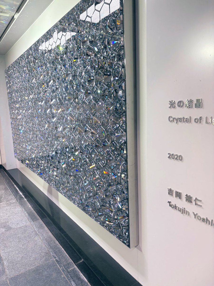 orica_VP's tweet photo. 銀座駅構内に突如現れる圧倒的なアートに毎回足が止まる。吉岡徳仁さんの作品。洗練された中にもさりげなく迫るメッセージのようなものを感じる。

#吉岡徳仁 #光の結晶 #crystaloflight #installation #art #design  #visualpresentation #vm #displaydesign  #ディスプレイ #考察  #空間演出 https://t.co/WG8DHXnJQK