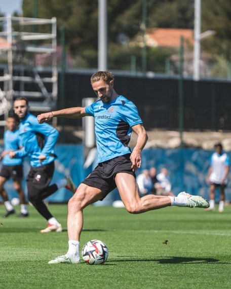 fannousport's tweet photo. Objectivement, je ne vois pas comment enlever 2 jours de repos va faire briller l’#OM par la suite 🥲

Alors oui ils sont troisièmes, mais quand on voit la différence d’écart entre la 2e et 8e place… VS la première place, bon…

📸 Olympique de Marseille https://t.co/9XbTqFF2k7