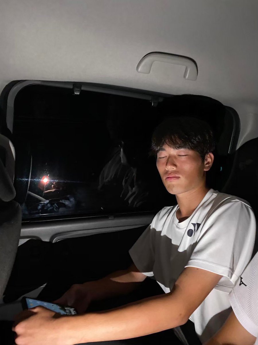ganteni's tweet photo. 新2年生部員紹介⑩

名前:澤口來(さわぐちらい)
所属:教育学部小学校教育コース社会サブコース
ポジション:前衛
出身高校:岩手県立盛岡北高等学校

こいつは岩大軟式テニス部のむっつりスケベこと澤口來。この男、誰もが驚く程にシャイであり、大抵の人は声すら聞けない。 https://t.co/LWdNjbsg3z