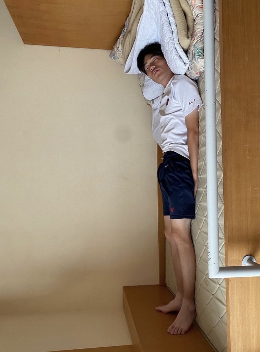ganteni's tweet photo. お前は何しにここに来たんだ?...... 返事は無い。
そんな來も、かわいい子には目がないらしく、好みな人を見つけては「あの人、いいですね......」なんてぬかしやがる。このド助平が!!! https://t.co/MUiZqw1EQ8