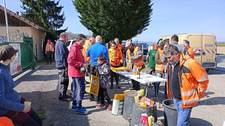 chasse38's tweet photo. #JAimeLaNaturePropre : une trentaine de chasseurs et de bénévoles du Grand-Lemps ont uni leurs forces pour nettoyer la route entre l’ACCA et la Réserve Naturelle de la Tourbière.
Un même engagement : préserver notre nature ! 👏
#JLNP #ChasseursEngagés #EnsemblePourLaNature https://t.co/ogektbl5Cz