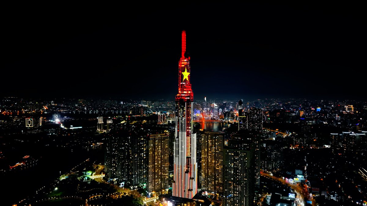 UKinVietnam's tweet image. 🇻🇳🗼🇬🇧 Light up Landmark 81 and Thu Thiem sky LED to mark the UK - Southeast Asia Tech Week 2025 in Viet Nam: Reaffirming the UK’s commitment to promoting technology and innovation cooperation with Viet Nam.

#UKSEATechWeek #GREATTechnology #LightUpLandmark81