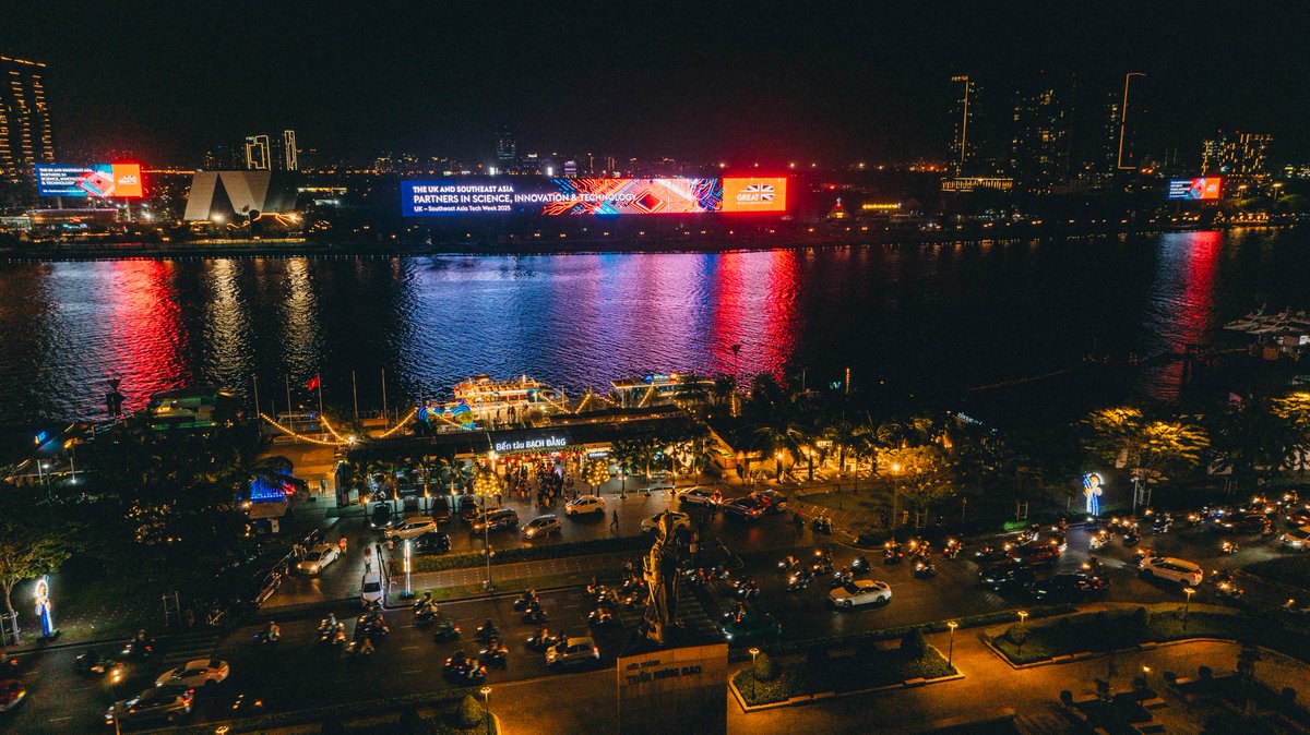 UKinVietnam's tweet image. 🇻🇳🗼🇬🇧 Light up Landmark 81 and Thu Thiem sky LED to mark the UK - Southeast Asia Tech Week 2025 in Viet Nam: Reaffirming the UK’s commitment to promoting technology and innovation cooperation with Viet Nam.

#UKSEATechWeek #GREATTechnology #LightUpLandmark81