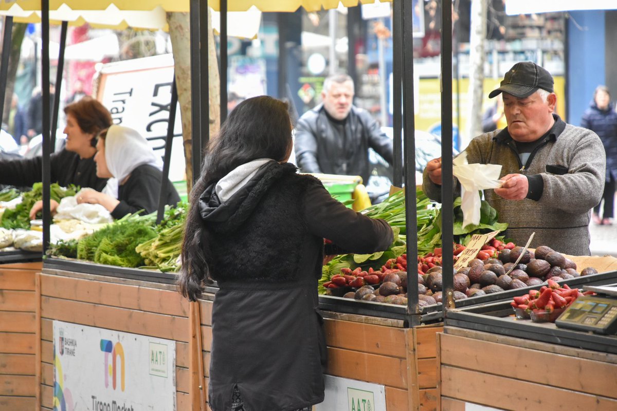 Mirëmëngjes nga Tregu i Lëvizshëm 🥰 aty ku të gjithë konsumatorët drejtohen për të blerë produkte të fresketa të Ndroqit, Krrabës, Baldushkut e Zall-Herrit. 

#treguilevizshëm 
#njesiaadministrativenr10 
#myslymshyri📍