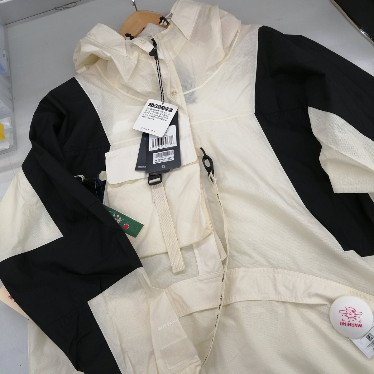 offhouse13030's tweet image. お疲れ様です(*,,ÒㅅÓ,,) 
#NORTHFACE の #ライトアノラック が入ってきました✨
#倉石一樹  さんデザインの海外𝐍𝐨𝐫𝐭𝐡 𝐅𝐚𝐜𝐞！です！！
#お洒落 #未使用だよ #ファッション #今日は #エイプリールフール #でしたね #企業公式がお疲れ様を言い合う