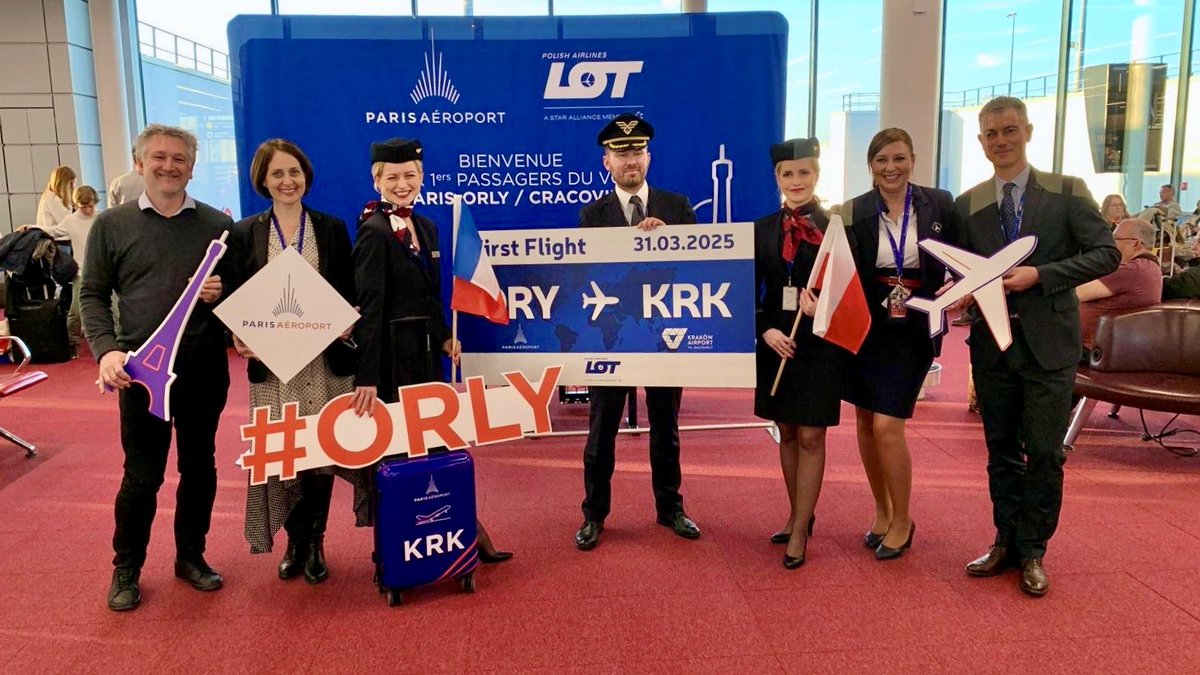 Paris Aéroport (@parisaeroport) on Twitter photo 🇵🇱 🤝🇫🇷 Bienvenue à Paris-#Orly <a href="/LOTPLAirlines/">Polskie Linie Lotnicze LOT</a> ! La compagnie nationale polonaise a inauguré hier un vol direct à destination de #Cracovie <a href="/KrakowAirport/">Kraków Airport</a>. Cette nouvelle ligne est opérée en Boeing 737 à raison de 6 rotations hebdomadaires.
✈ Infos vols : parisaeroport.fr/fr 🇵🇱 🤝🇫🇷 Bienvenue à Paris-#Orly <a href="/LOTPLAirlines/">Polskie Linie Lotnicze LOT</a> ! La compagnie nationale polonaise a inauguré hier un vol direct à destination de #Cracovie <a href="/KrakowAirport/">Kraków Airport</a>. Cette nouvelle ligne est opérée en Boeing 737 à raison de 6 rotations hebdomadaires.
✈ Infos vols : parisaeroport.fr/fr