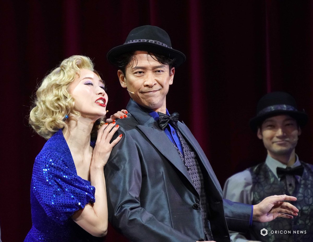 oricon's tweet photo. ミュージカル『ホリデイ・イン』初日開幕🎊

増田貴久、先輩・坂本昌行に尊敬の眼差し✨️
「ずっと鏡の前で練習している」

自分が先に帰るときは
「坂本くんにバレないように…(笑)🤫」

陰の努力を証言され本人は苦笑
「失敗できないじゃないか」💦
https://t.co/ZZCr4F25RS

#ホリデイ・イン https://t.co/fdauQImBe5