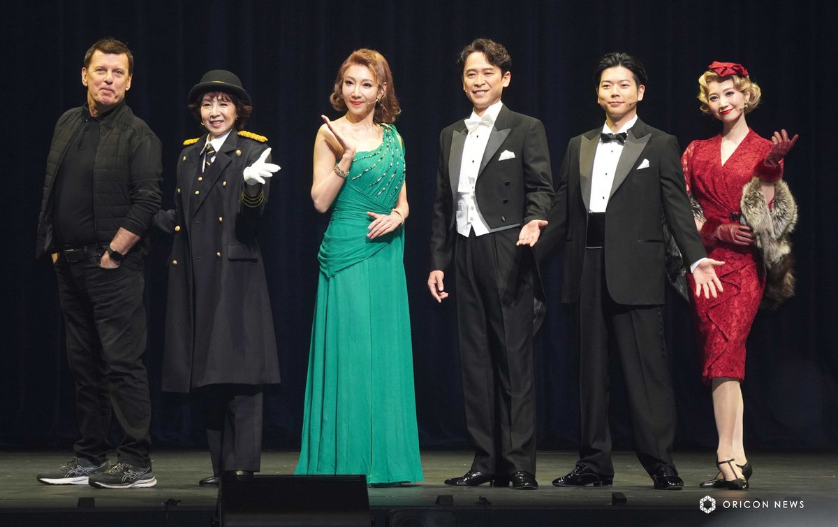 oricon's tweet photo. ミュージカル『ホリデイ・イン』初日開幕🎊

増田貴久、先輩・坂本昌行に尊敬の眼差し✨️
「ずっと鏡の前で練習している」

自分が先に帰るときは
「坂本くんにバレないように…(笑)🤫」

陰の努力を証言され本人は苦笑
「失敗できないじゃないか」💦
https://t.co/ZZCr4F25RS

#ホリデイ・イン https://t.co/fdauQImBe5
